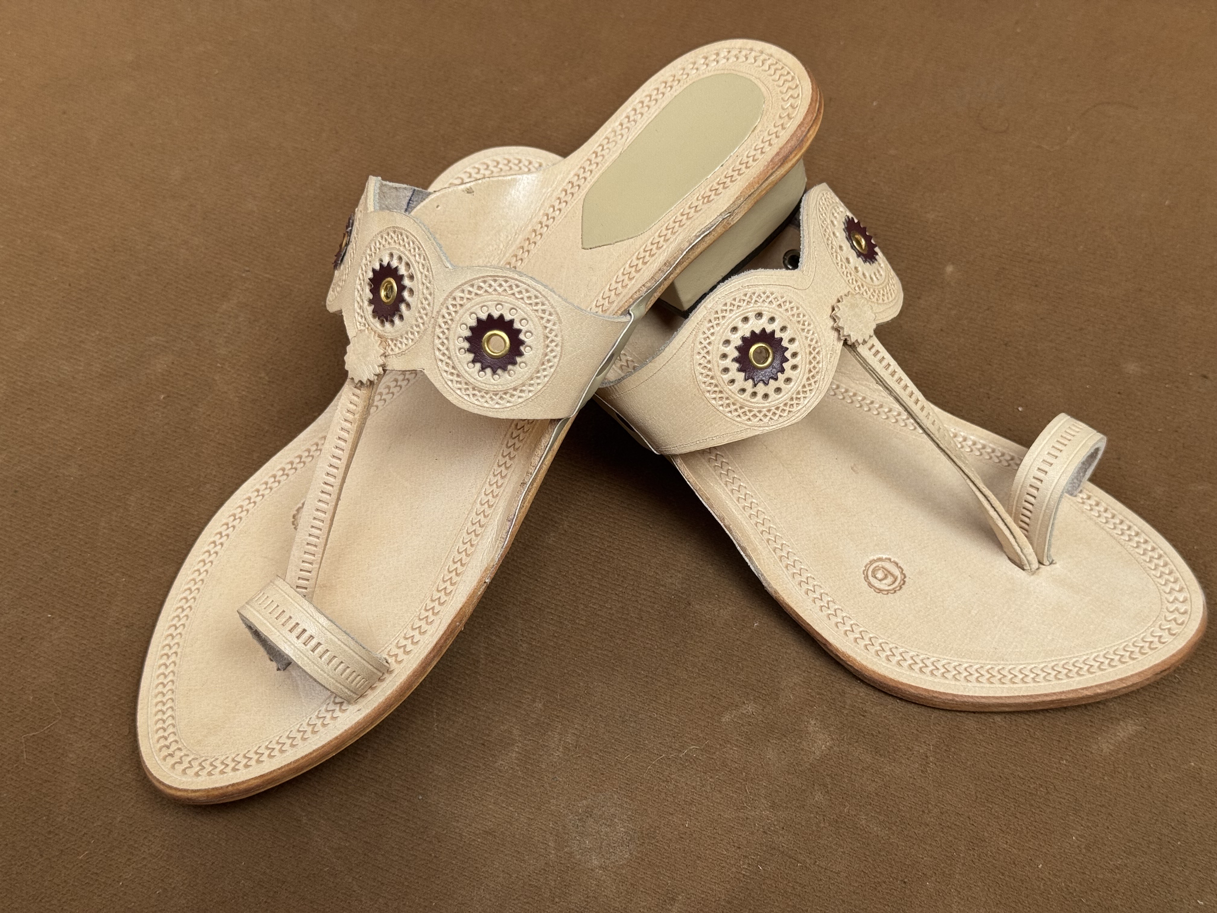Women sandal style natural leather chappal with round motif